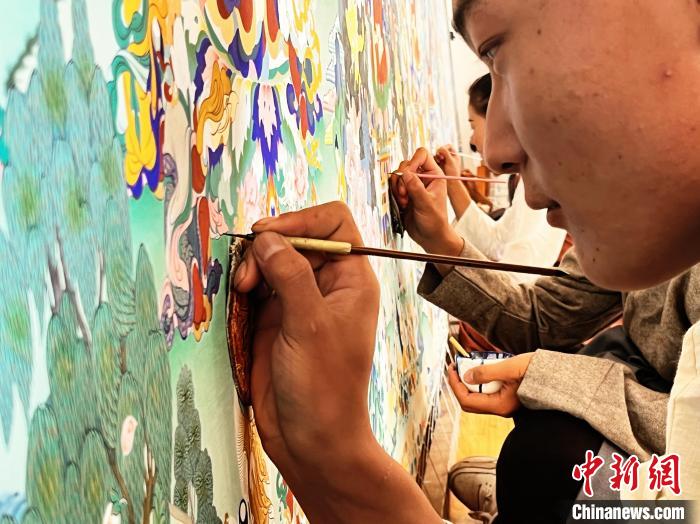 圖為畫師繪畫唐卡?！●R文莉 供圖