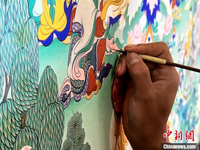 圖為畫師繪畫唐卡?！●R文莉 供圖