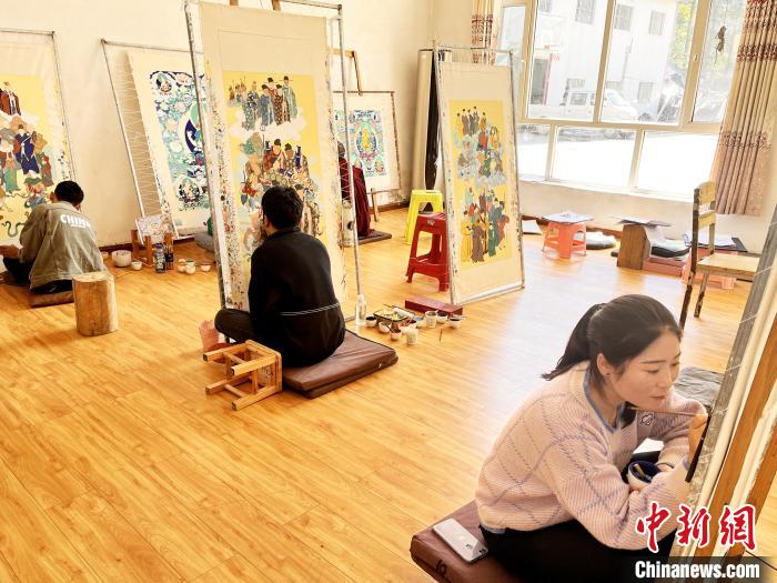圖為畫室內(nèi)學(xué)徒練習(xí)繪畫唐卡?！●R文莉 供圖