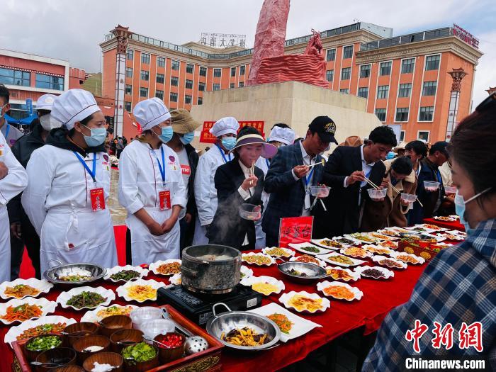 圖為2022年，班戈縣“鄉(xiāng)村振興那曲奮進(jìn)”廚藝大賽現(xiàn)場。資料圖 那曲市“鄉(xiāng)村振興 那曲奮進(jìn)”活動辦供圖