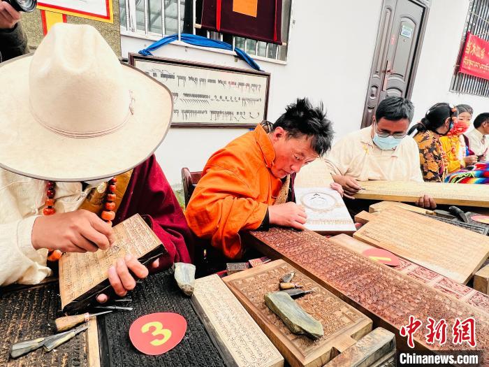 圖為2022年，聶榮縣當(dāng)木江鄉(xiāng)“鄉(xiāng)村振興那曲奮進(jìn)”活動雕刻比賽現(xiàn)場。資料圖 那曲市“鄉(xiāng)村振興 那曲奮進(jìn)”活動辦供圖