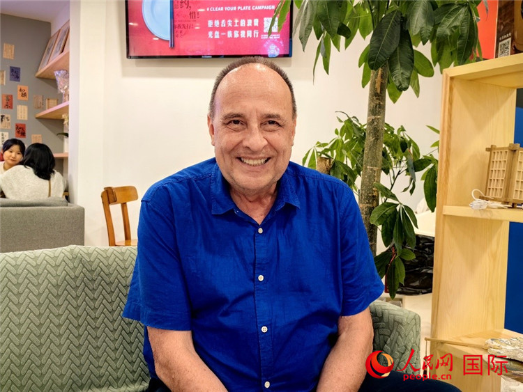 巴西坎皮納斯州立大學(xué)文學(xué)院資深教授弗朗西斯科·福特·哈德曼接受人民網(wǎng)專訪。人民網(wǎng)記者 符園園攝