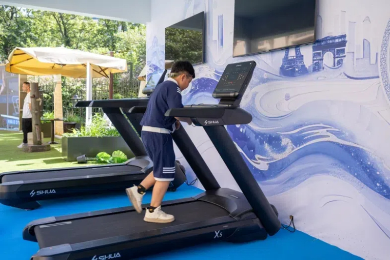 小朋友在智慧體育公園體驗(yàn)跑步機(jī)。巴黎