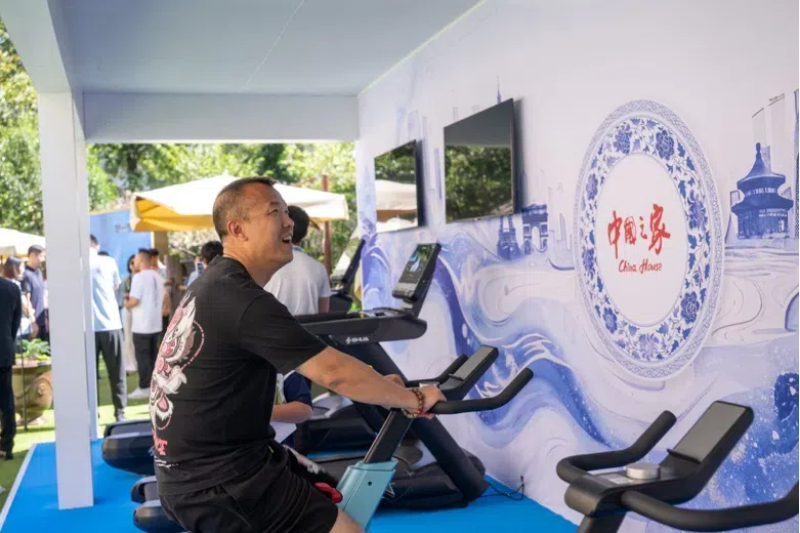 參觀者在智慧體育公園體驗(yàn)動(dòng)感單車。巴黎