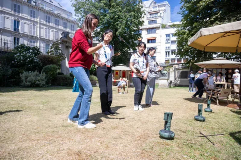 中外友人體驗(yàn)投壺游戲。巴黎