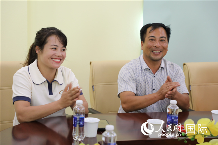 越南沙巴市黃連寄宿制民族小學老師阮氏秋姮、阮文享。人民網(wǎng)記者簡承淵攝