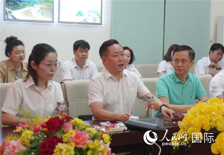 越中電力公司董事長李志雄（前排左二）介紹越南電力情況。葛沙莎攝