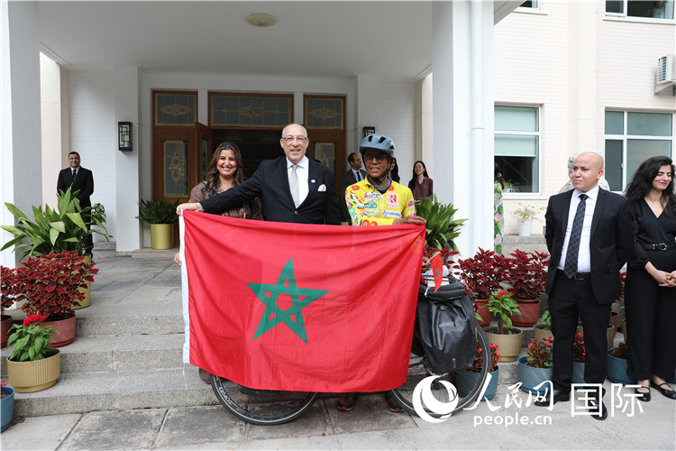 9月6日，摩洛哥駐華大使阿卜杜勒卡迪爾·安薩里在大使官邸舉行儀式，歡迎并招待卡里姆·穆斯塔。人民網(wǎng)記者 王晶攝