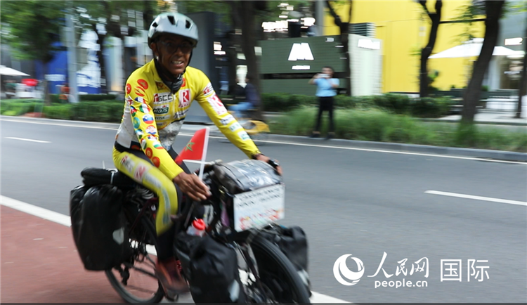 卡里姆·穆斯塔在北京街頭騎行。人民網(wǎng)記者 翟轉(zhuǎn)麗攝