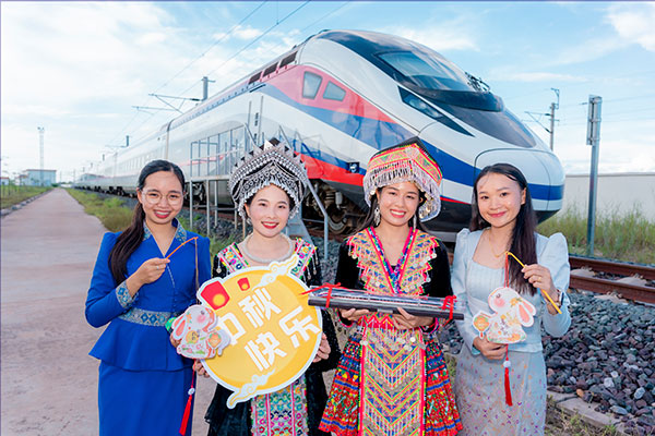 中老鐵路兩國員工一起參加中秋活動。旺·洛拉勒攝