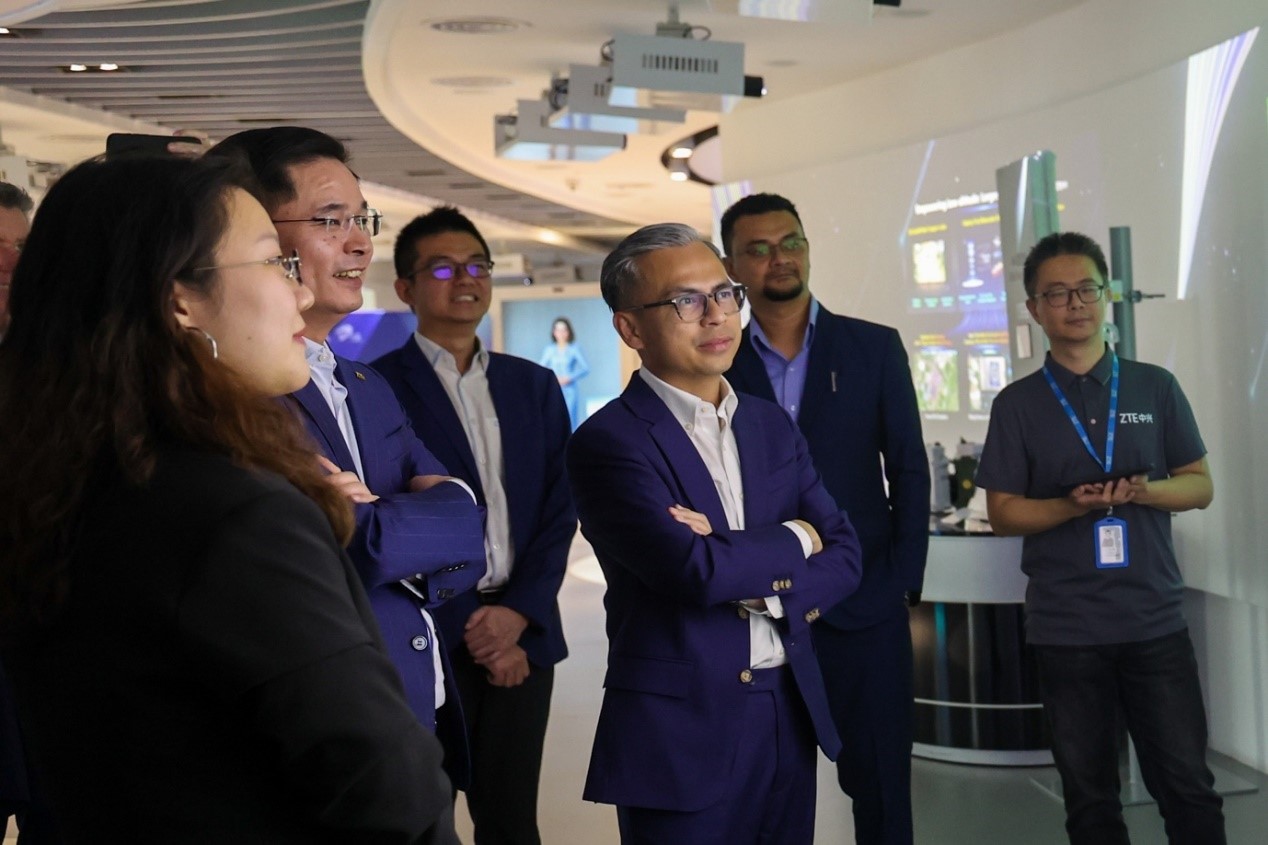 馬來西亞通訊部長(zhǎng)法米·法茲(右三)在華訪問中國(guó)知名通信企業(yè)。(照片由馬來西亞通訊部提供) (1)