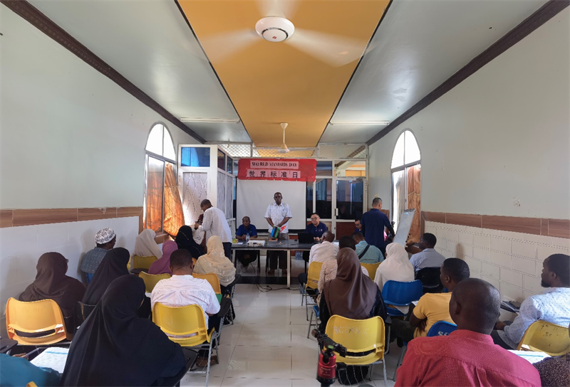 奔巴衛(wèi)生署醫(yī)政處處長馬蘇德致辭。施亮攝（專家組供圖）