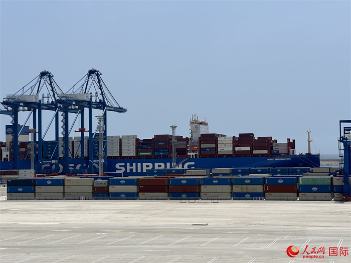 當(dāng)?shù)貢r(shí)間11月15日，秘魯錢凱港碼頭操作區(qū)現(xiàn)場(chǎng)。人民網(wǎng)記者 周雨攝