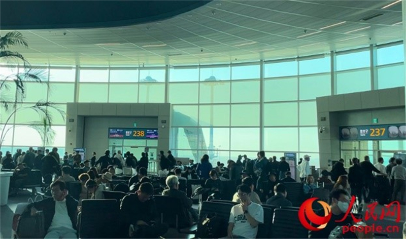 仁川機(jī)場(chǎng)等待登機(jī)的旅客。人民網(wǎng) 李帆攝