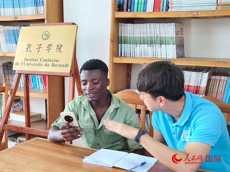 孔院教師在輔導(dǎo)學(xué)生。人民網(wǎng)記者 黃培昭攝