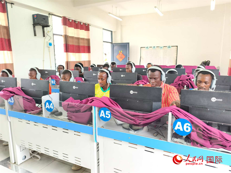 學(xué)生們正在上聽(tīng)力課。人民網(wǎng)記者 黃培昭攝