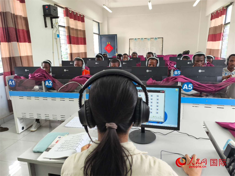 在聽(tīng)力教室內(nèi) 。人民網(wǎng)記者 黃培昭攝