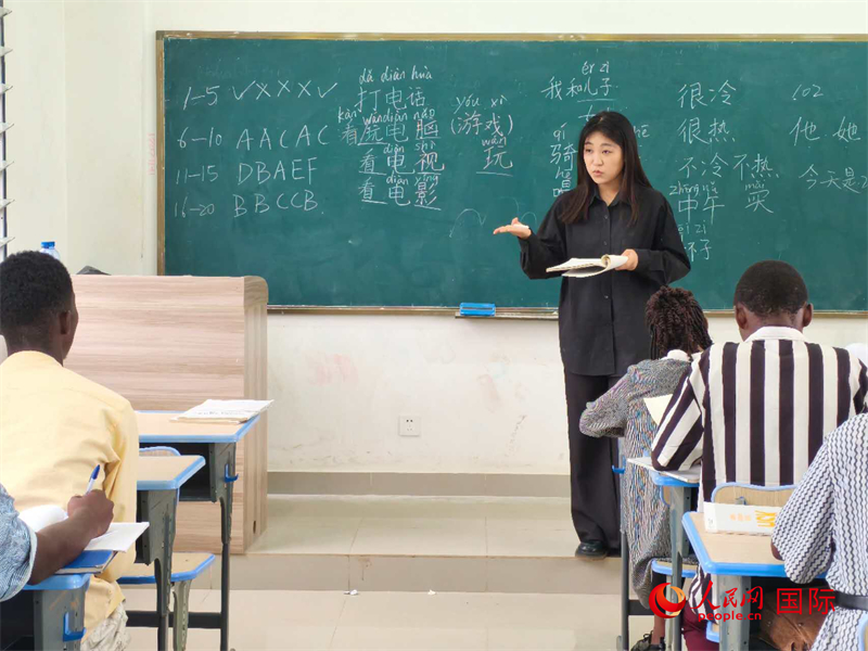 中國(guó)老師在給學(xué)生們講課。人民網(wǎng)記者 黃培昭攝