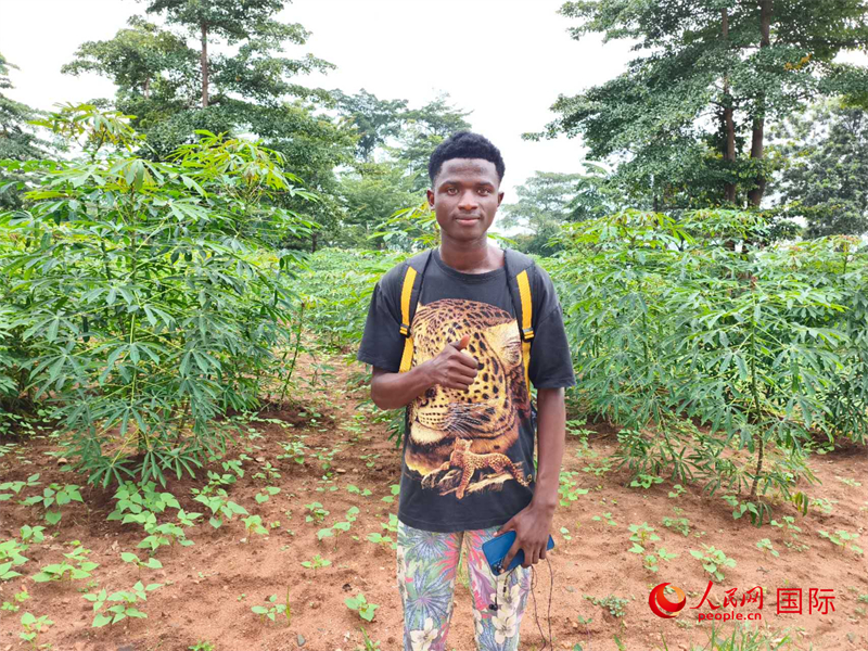 中文系的一位當(dāng)?shù)貙W(xué)生。 人民網(wǎng)記者 黃培昭攝