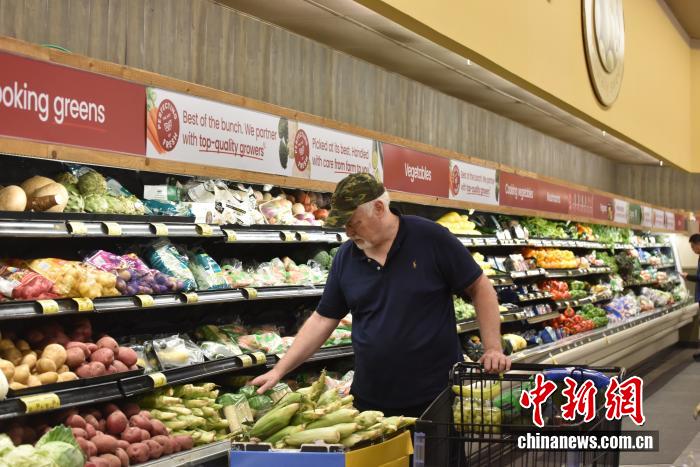 當(dāng)?shù)貢r間7月18日，美國密歇根大學(xué)公布報告顯示，7月美國消費者信心指數(shù)升至61.8，為近5個月以來的最高值。圖為美國民眾在馬里蘭州羅克韋爾一超市購物。 <a target='_blank' href='/' _fcksavedurl='/'><p  align=