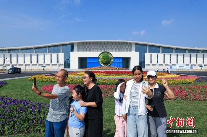 8月31日，天津，市民在2025年上海合作組織峰會主會場外自拍。當(dāng)日，2025年上海合作組織峰會在天津舉行。<a target='_blank' href='/'><p  align=