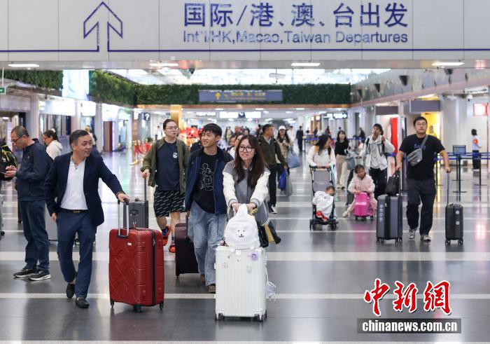 10月8日是國(guó)慶中秋假期最后一天，大量旅客在北京首都國(guó)際機(jī)場(chǎng)出行。 <a target='_blank' href='/' _fcksavedurl='/'><p  align=