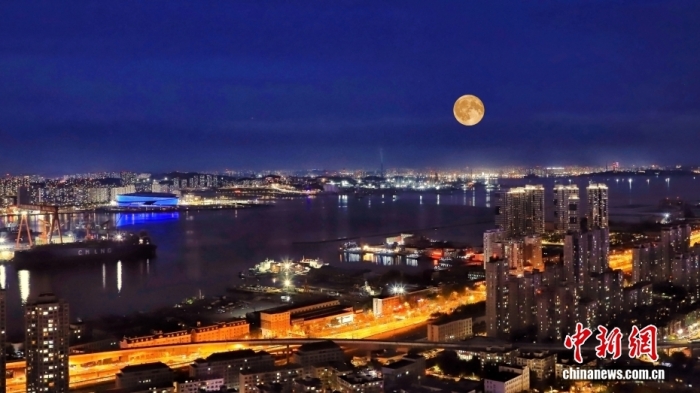 遼寧大連，中秋節(jié)一輪圓月從大連梭魚灣東方海岸線升起。