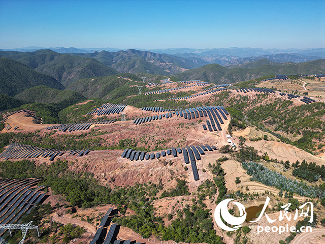 云南南華羅文村的山坡上，一塊塊光伏板連接成片。人民網(wǎng)記者 程浩攝