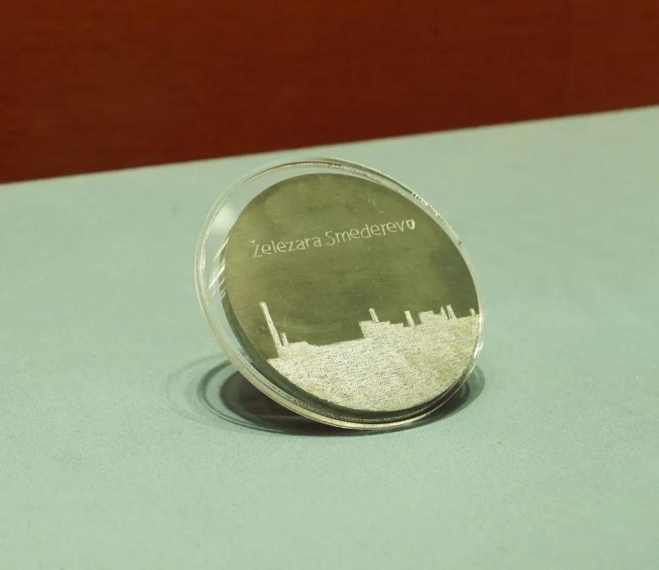 2016年6月，塞爾維亞斯梅戴雷沃鋼廠工人贈送習(xí)近平主席的鋼板雕刻工廠剪影紀(jì)念牌。胡楊 攝