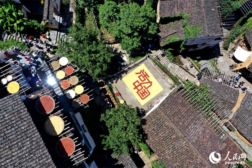 篁嶺曬秋大媽用農(nóng)作物曬出“活力中國”。人民網(wǎng)記者 時雨攝