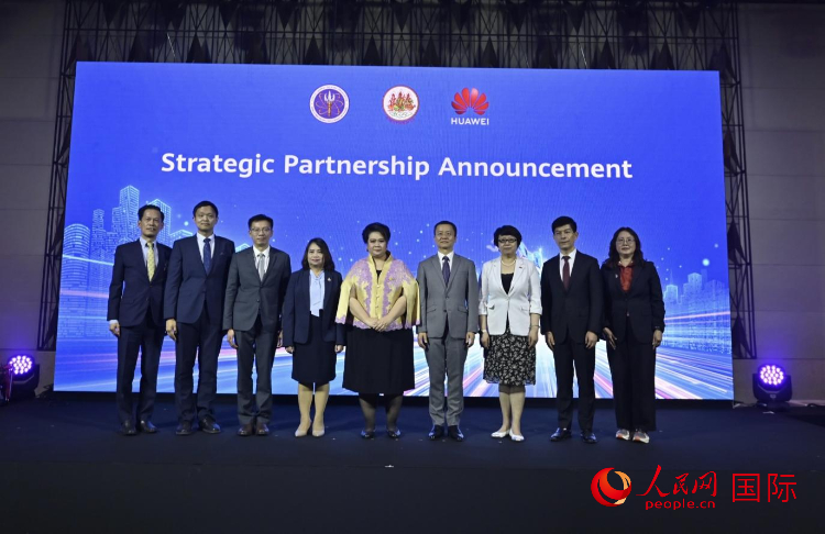 數(shù)字人才峰會(huì)現(xiàn)場(chǎng)。左五為泰國高等教育、科學(xué)、研究和創(chuàng)新部長(zhǎng)素巴瑪·伊沙拉帕迪，右三中國駐泰國大使館教育參贊許蘭，右四為華為泰國技術(shù)有限公司總經(jīng)理李雄偉。人民網(wǎng)記者 簡(jiǎn)承淵攝