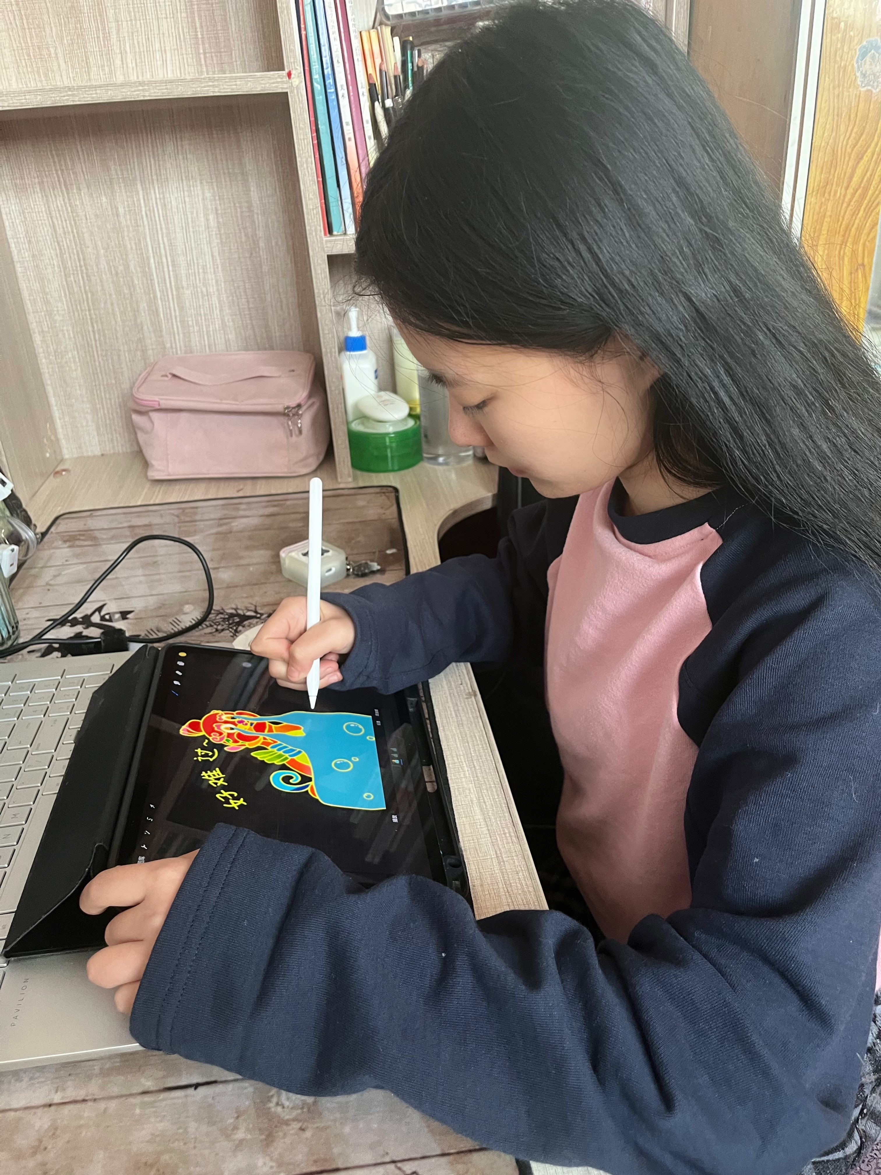 鄭明慧專心繪制銅坐龍表情包 鄭明慧專心繪制銅坐龍表情包