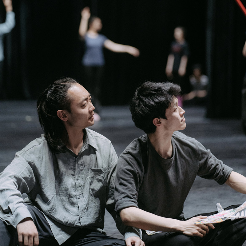 張志遠(右)和青年舞團教師彭義博(左)在《巍巍正陽》舞劇排練過程中