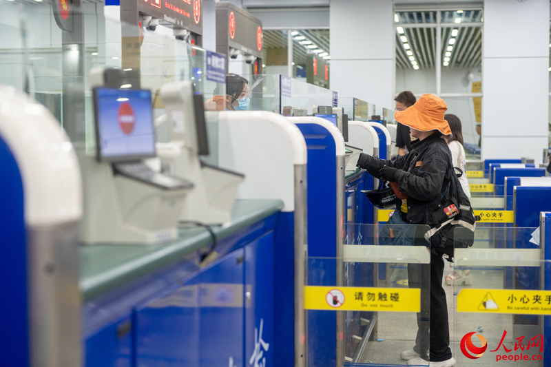 越南游客正在辦理入境手續(xù)。人民網(wǎng)記者 嚴(yán)立政攝