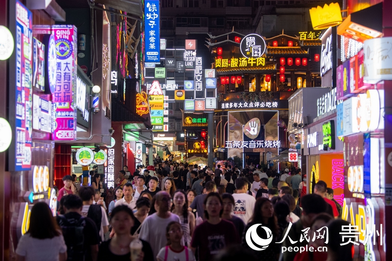 6月21日，貴陽(yáng)，青云市集內(nèi)游人如織。人民網(wǎng)記者 翁奇羽攝