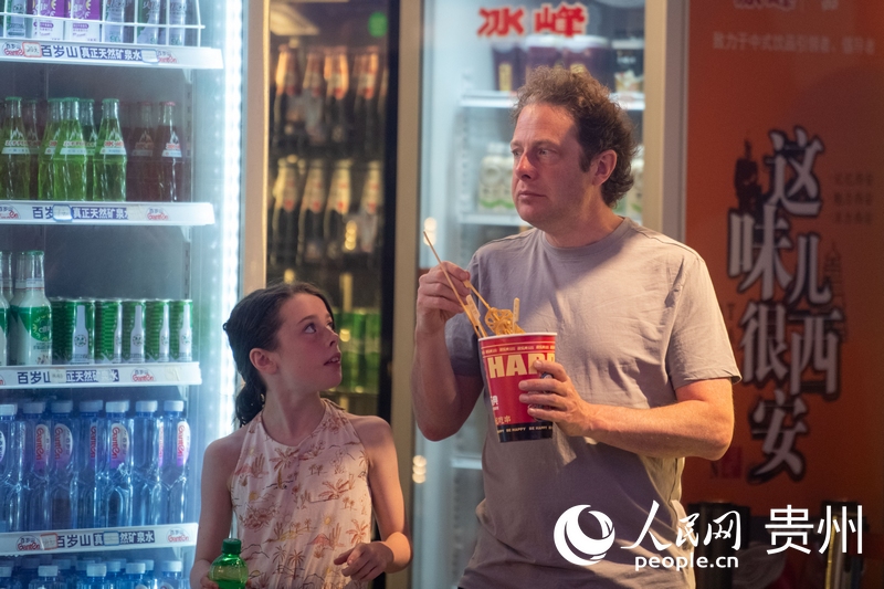 6月21日，貴陽(yáng)青云市集內(nèi)，游客邊逛邊吃。人民網(wǎng)記者 翁奇羽攝