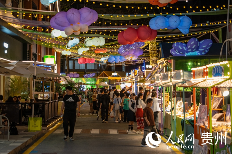 6月21日，貴陽(yáng)新印廠霓虹閃爍，映照城市夜生活。人民網(wǎng) 陽(yáng)茜攝