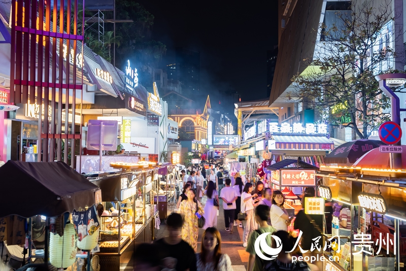 6月21日，夜幕下人頭攢動(dòng)的貴陽(yáng)市太平路街區(qū)。人民網(wǎng)記者 涂敏攝