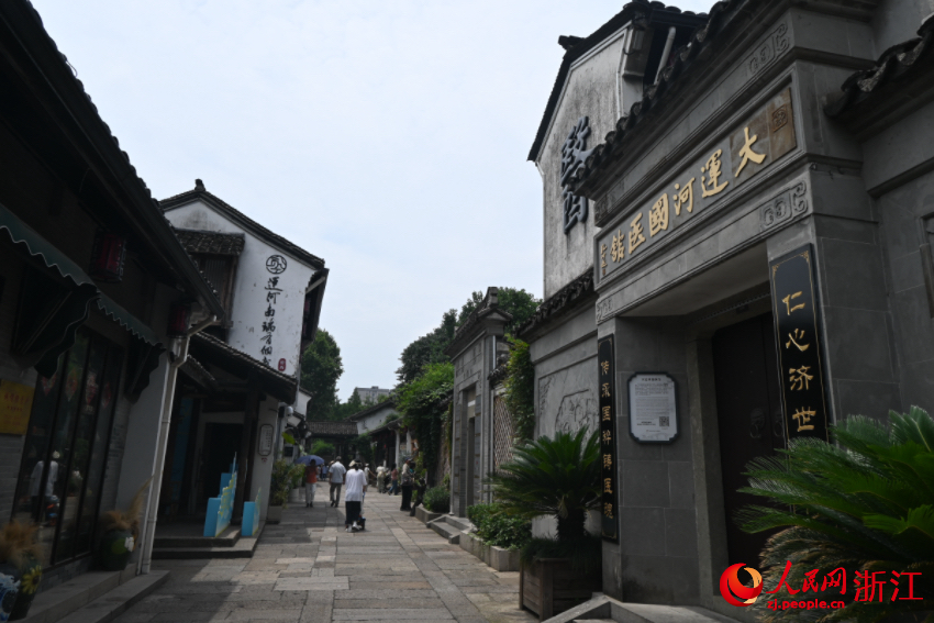 運河邊的老建筑被完好保存下來。人民網(wǎng)記者 張麗瑋攝