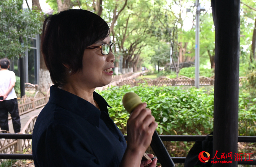 面向運河，任國萍放聲歌唱。人民網(wǎng)記者 張麗瑋