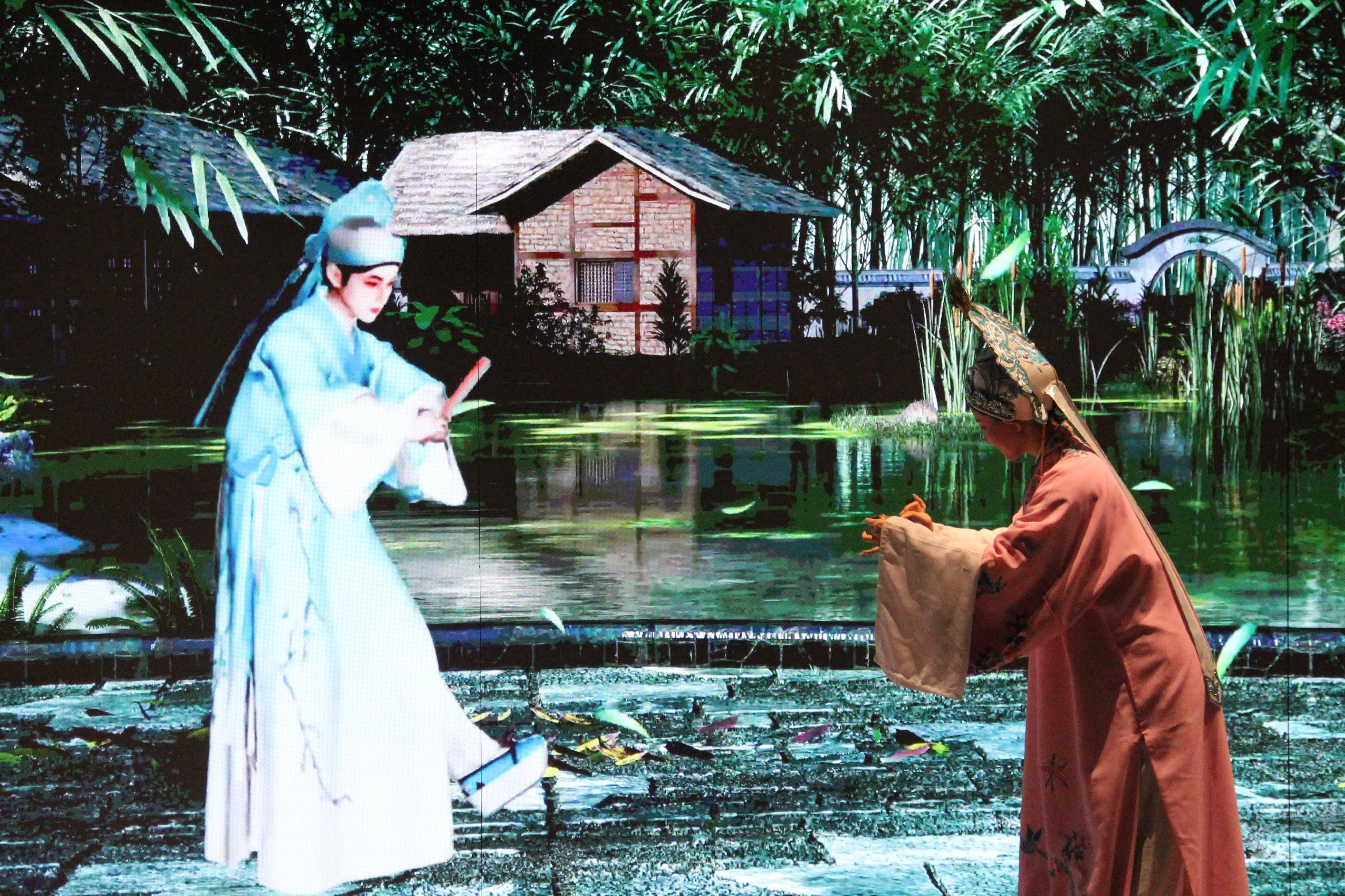 真人演員與虛擬人演員在“元啟金陵”南京數(shù)字文化客廳出演《梁山伯與祝英臺》經(jīng)典選段。受訪者供圖