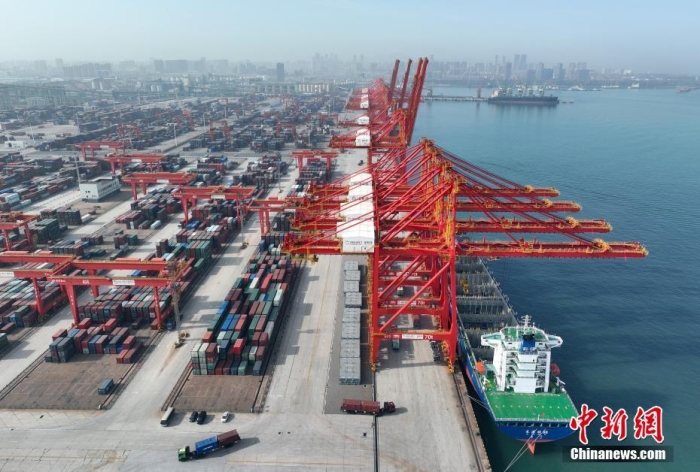 資料圖：山東日照港全自動(dòng)化集裝箱碼頭作業(yè)現(xiàn)場(chǎng)。(無(wú)人機(jī)圖片)<a target='_blank' href='/'><p  align=