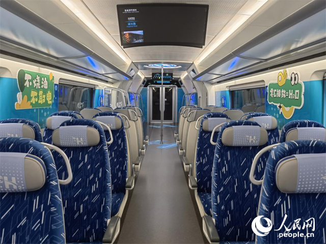 我國首列氫能源市域列車由位于吉林省的中車長客股份有限公司自主研制，該列車不燒油，不取電，可實現(xiàn)零碳排放。人民網(wǎng)記者 馬俊華攝