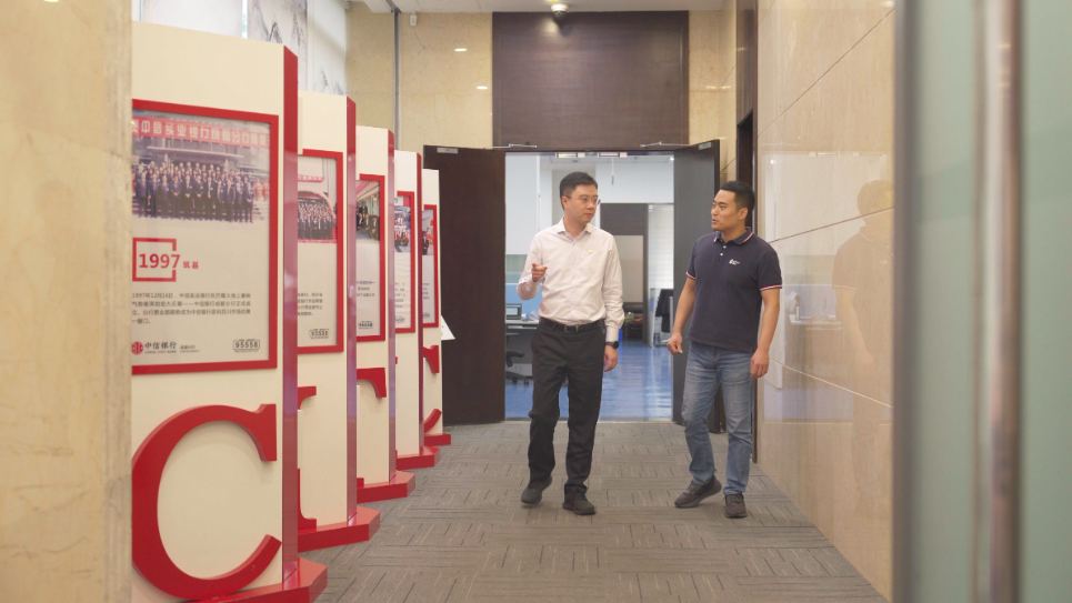 中信銀行成都分行行長助理李一（左）接受采訪。人民網(wǎng)記者 王紹紹攝