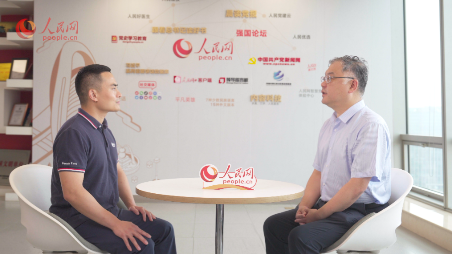 中共中央黨校（國家行政學(xué)院）國家治理教研部副主任李江濤（右）接受采訪。人民網(wǎng)記者 王紹紹攝