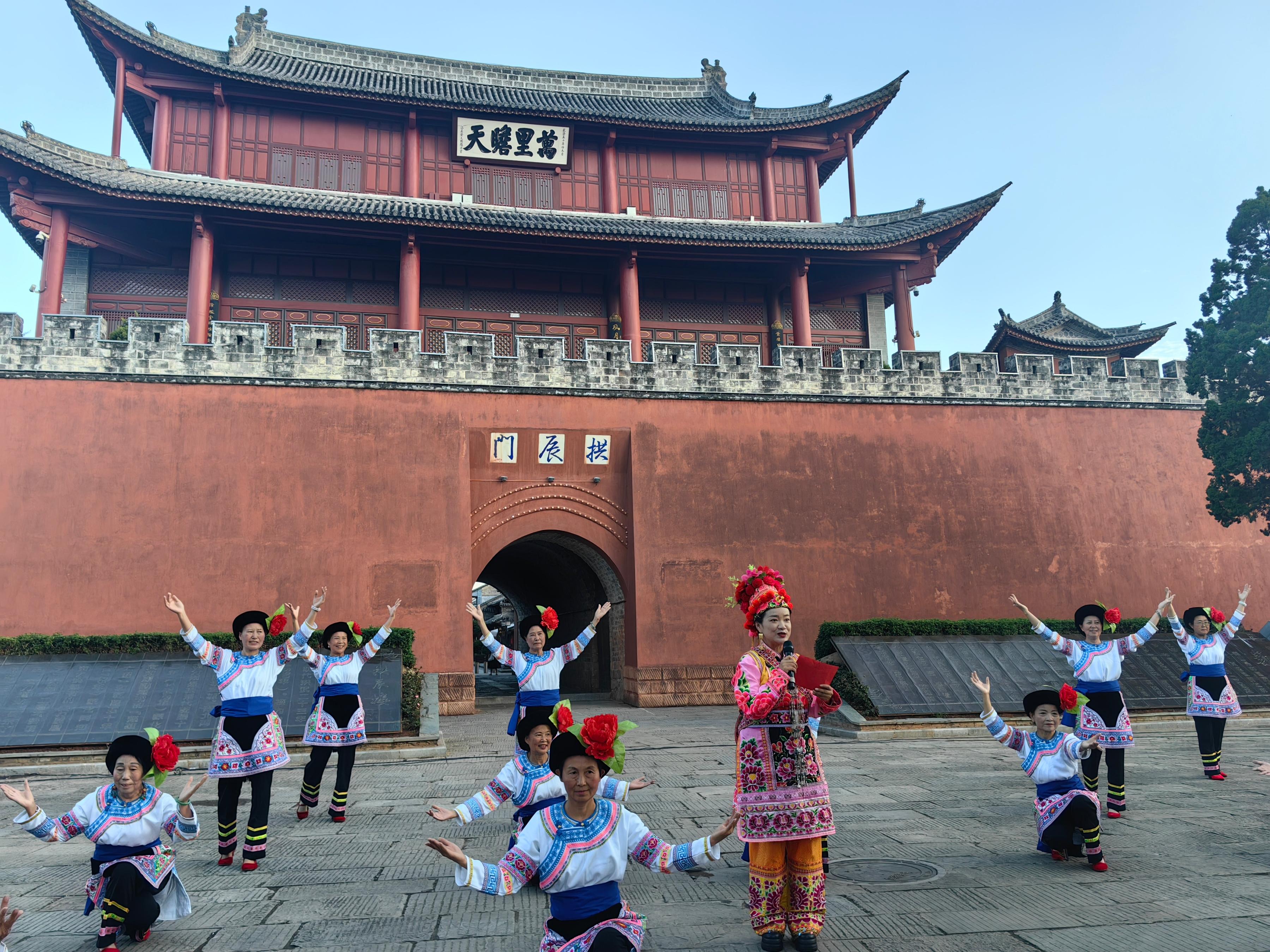 云南大理巍山舉辦普法宣傳活動(dòng)。人民網(wǎng)記者 孝金波攝