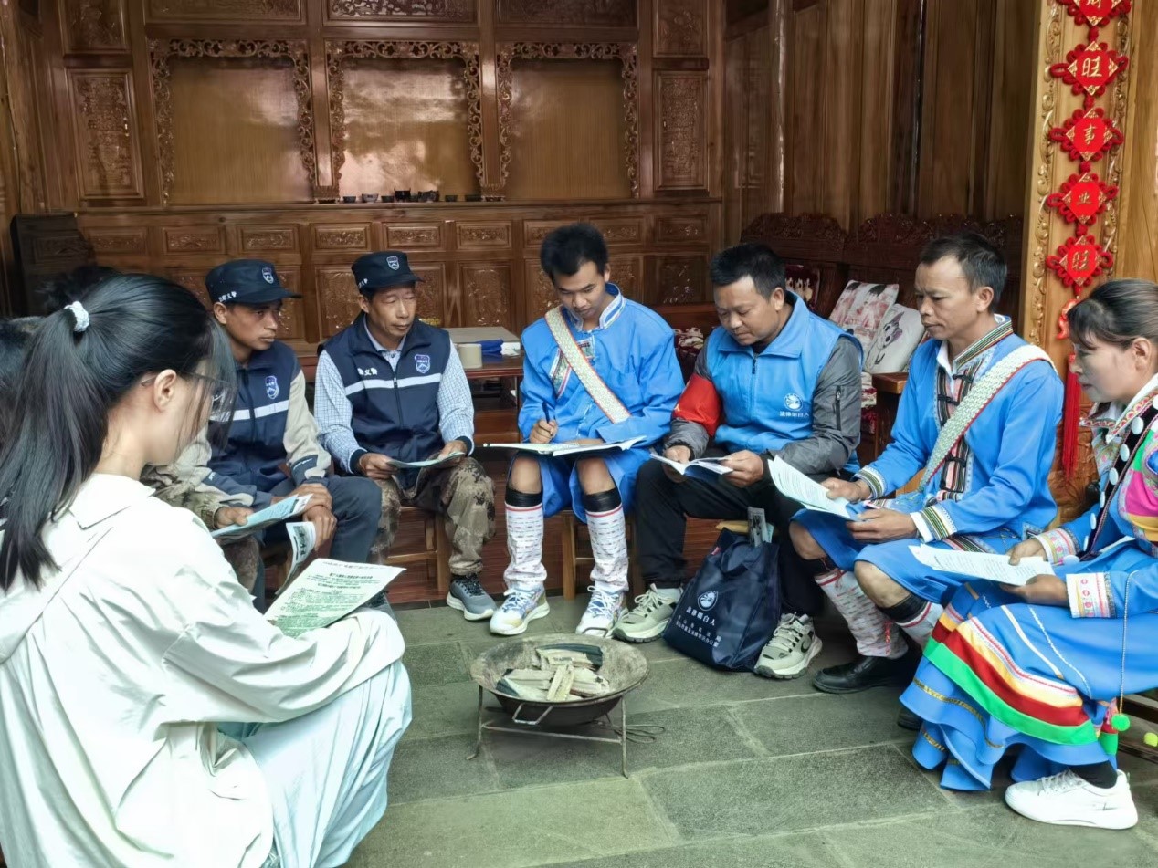 騰沖市猴橋鎮(zhèn)猴橋村國門新村舉辦火塘會。人民網(wǎng)記者 孝金波攝