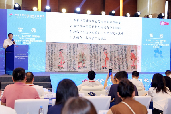 講好中華民族共同體故事，讓網(wǎng)絡(luò)“連心”更“聚心”