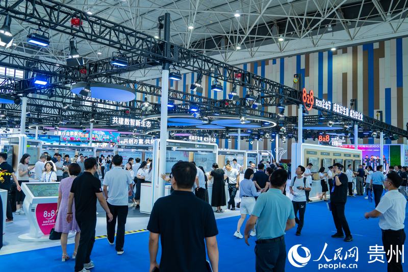 2、2024數(shù)博會共吸引400余家展商參展。人民網(wǎng) 陽茜攝.jpg