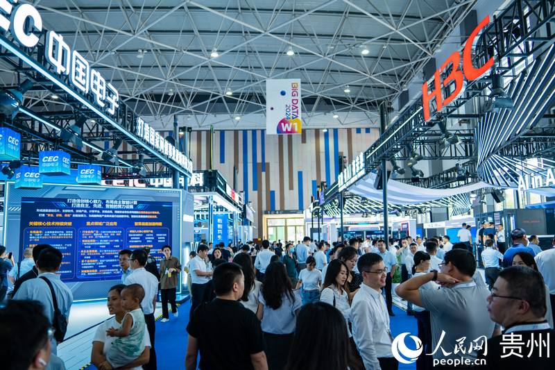 3、2024數(shù)博會共吸引400余家展商參展。人民網(wǎng) 陽茜攝.jpg